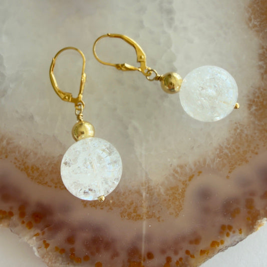Gold filled oorbellen met een grote bergkristal kraal