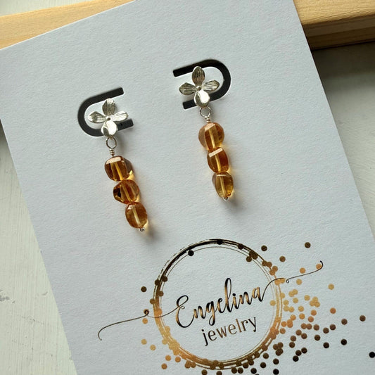 Zilveren oorknopjes in de vorm van een bloem met 3 citrien kralen - Engelina Jewelry