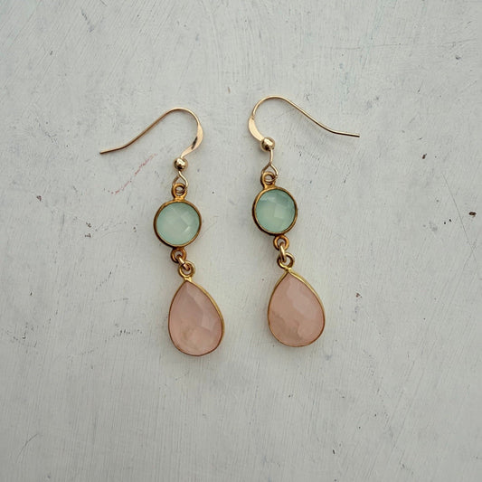 Gold filled oorhaakjes met chalcedoon en rozenkwarts druppel - Engelina Jewelry