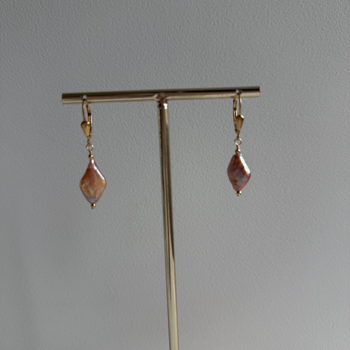 Sluitbare oorbellen met schelpmotief en ruitvormige parel - Engelina Jewelry