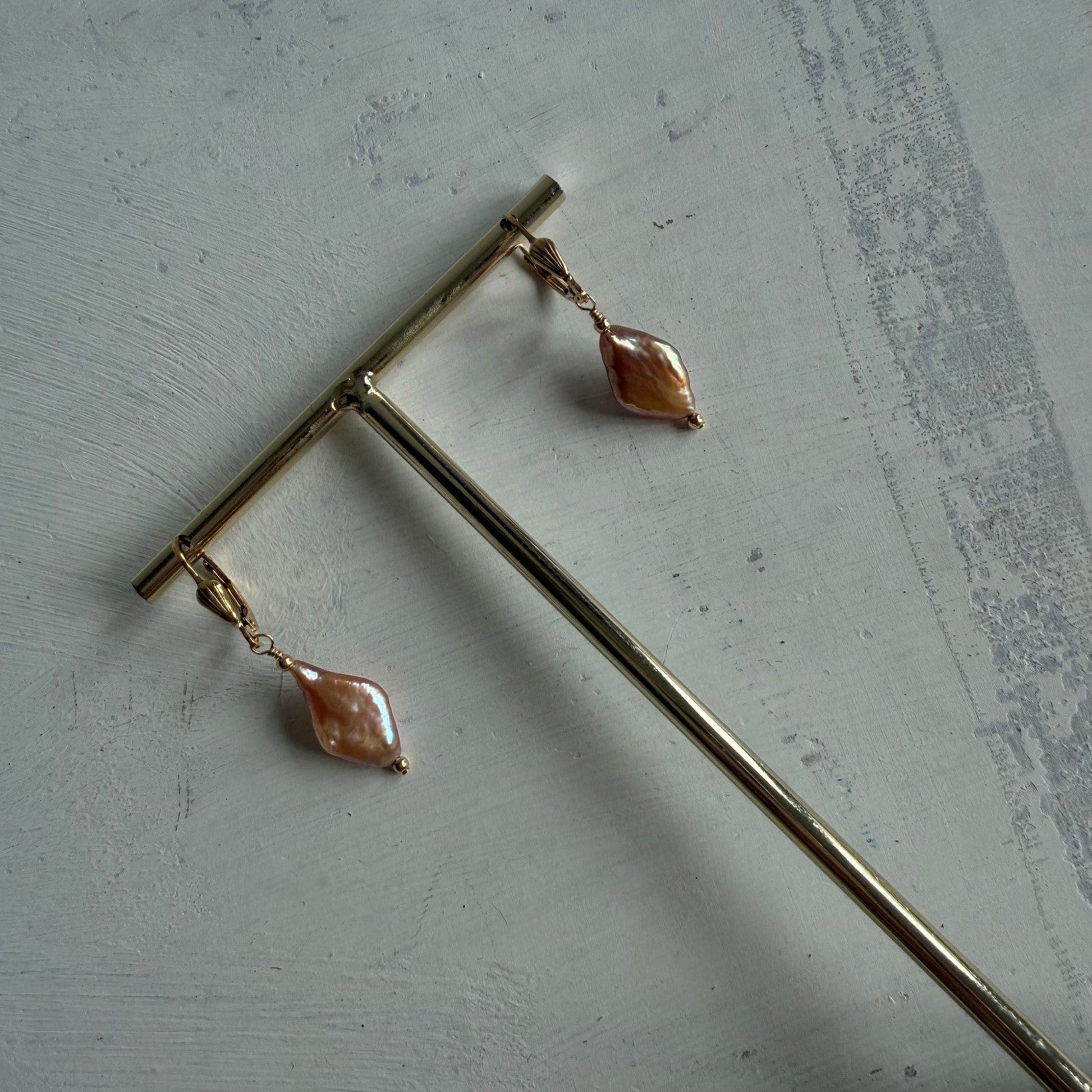Sluitbare gold filled oorbellen met ruitvormige parel - Engelina Jewelry