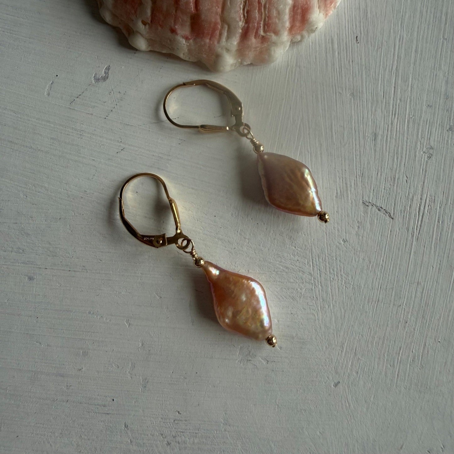 Sluitbare oorbellen met ruitvormige roze parels - Engelina Jewelry