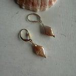 Sluitbare oorbellen met ruitvormige roze parels - Engelina Jewelry