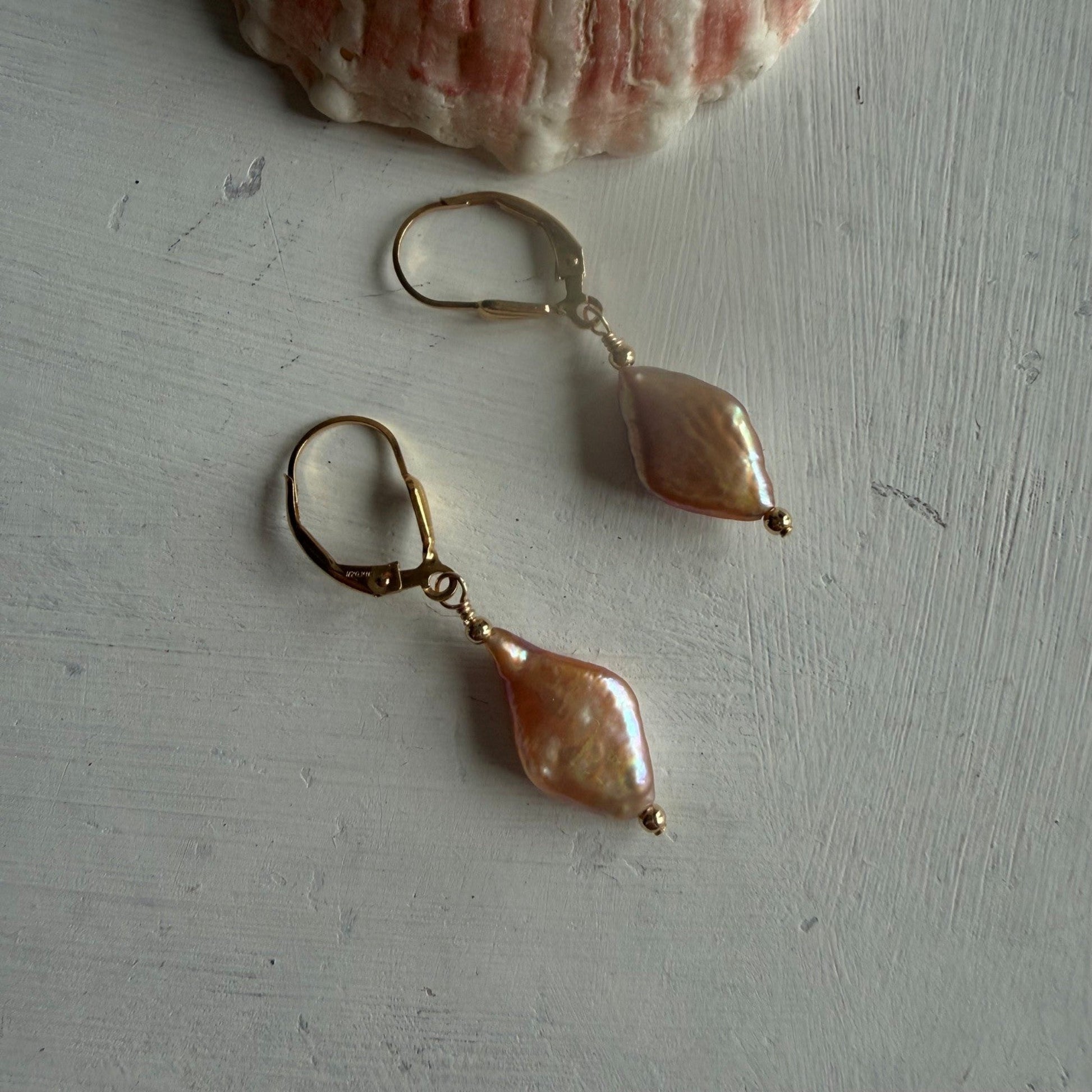 Sluitbare oorbellen met ruitvormige roze parels - Engelina Jewelry