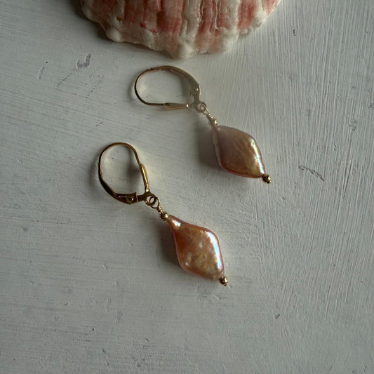 Sluitbare oorbellen met ruitvormige roze parels - Engelina Jewelry