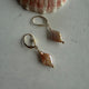 Sluitbare oorbellen met ruitvormige roze parels - Engelina Jewelry