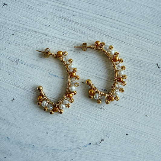 Oorbellen in wit en goud