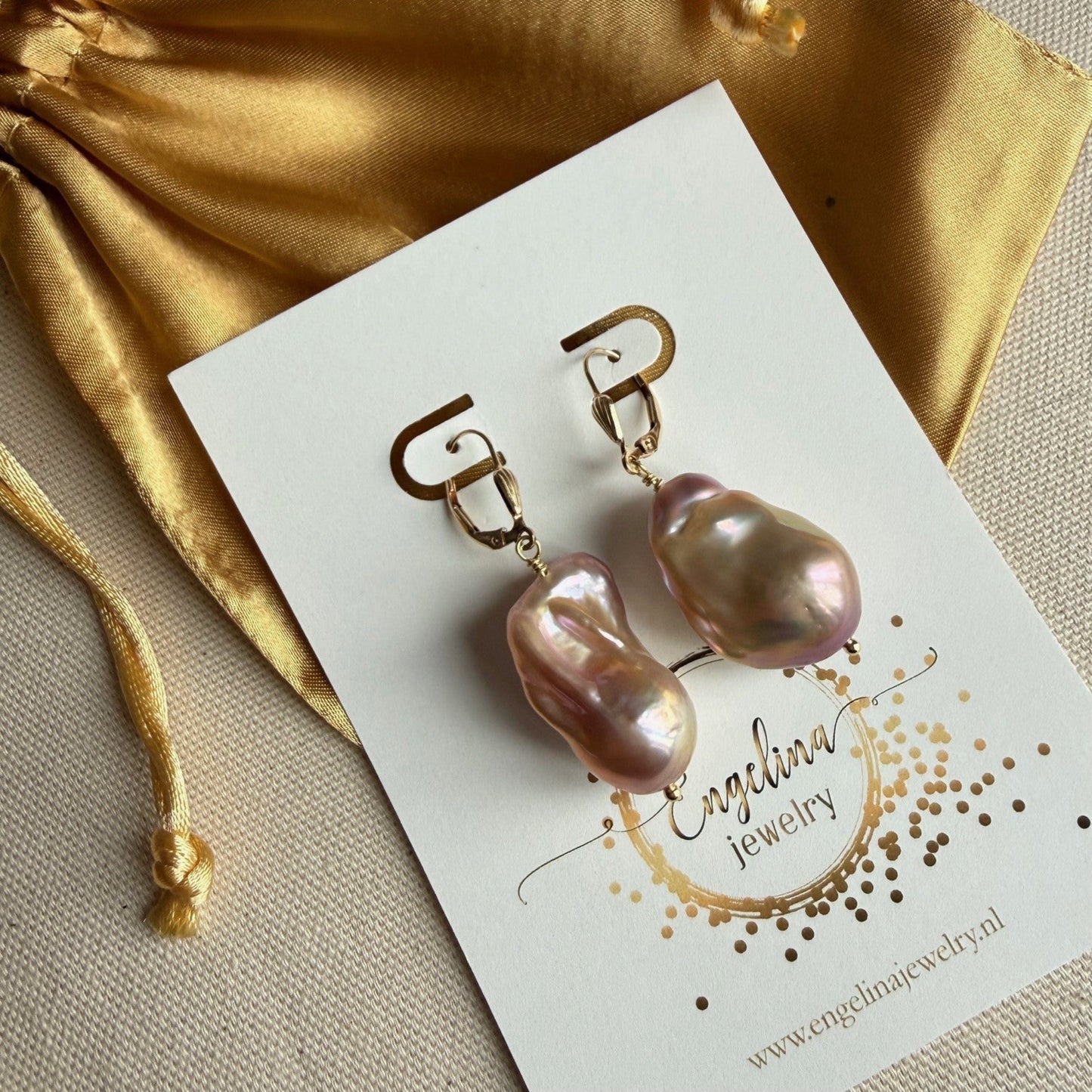 Oorbellen met goudkleurige baroque parel aan gold filled haakje.