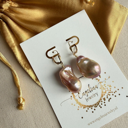 Oorbellen met goudkleurige baroque parel aan gold filled haakje.