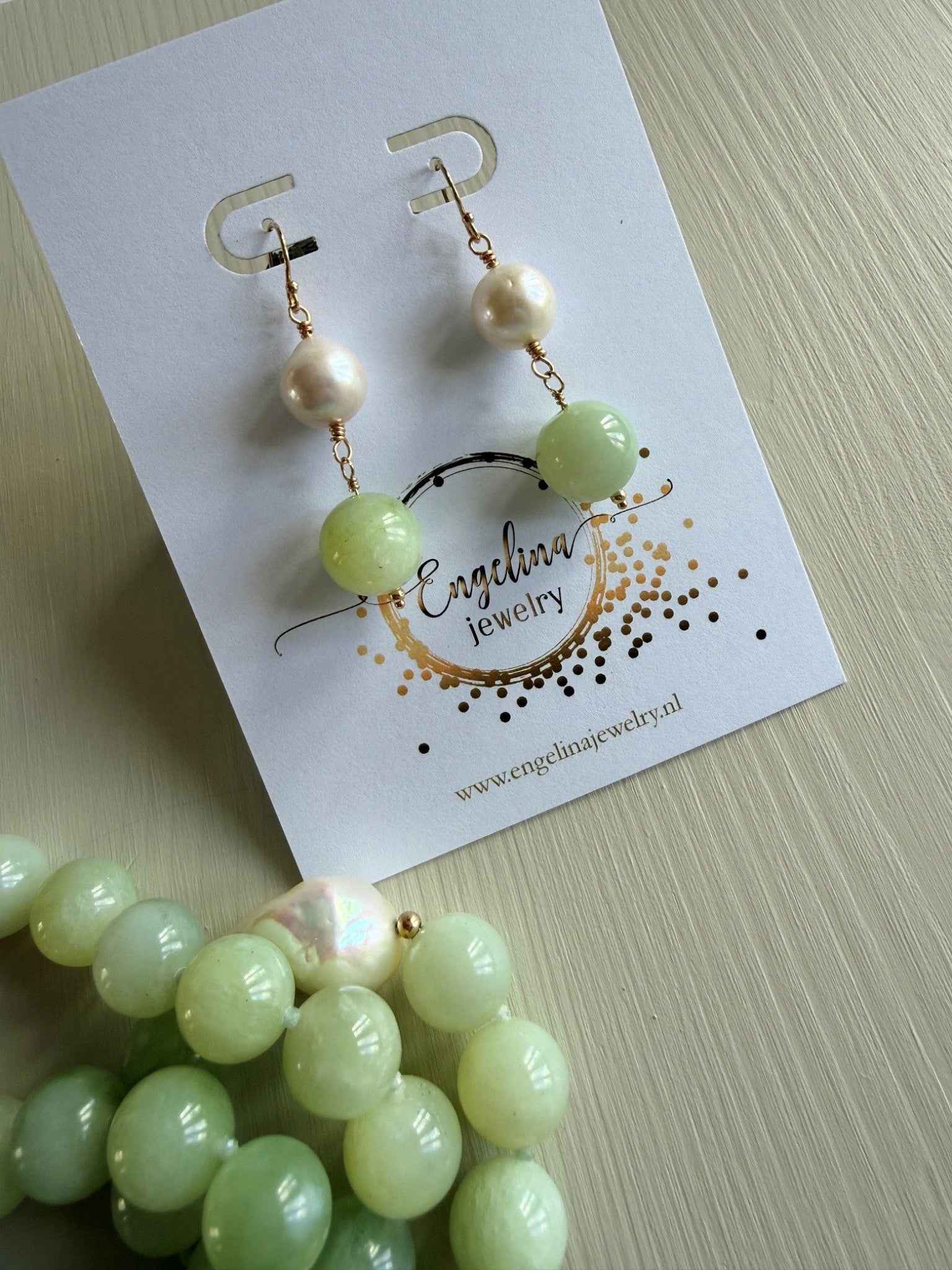 Oorbellen van jade en een Edison parel aan gold filled haakje