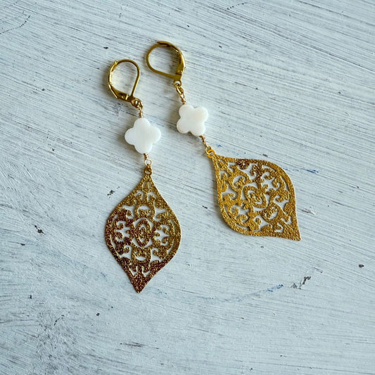 Oorbellen met mandela en schelp klavertje