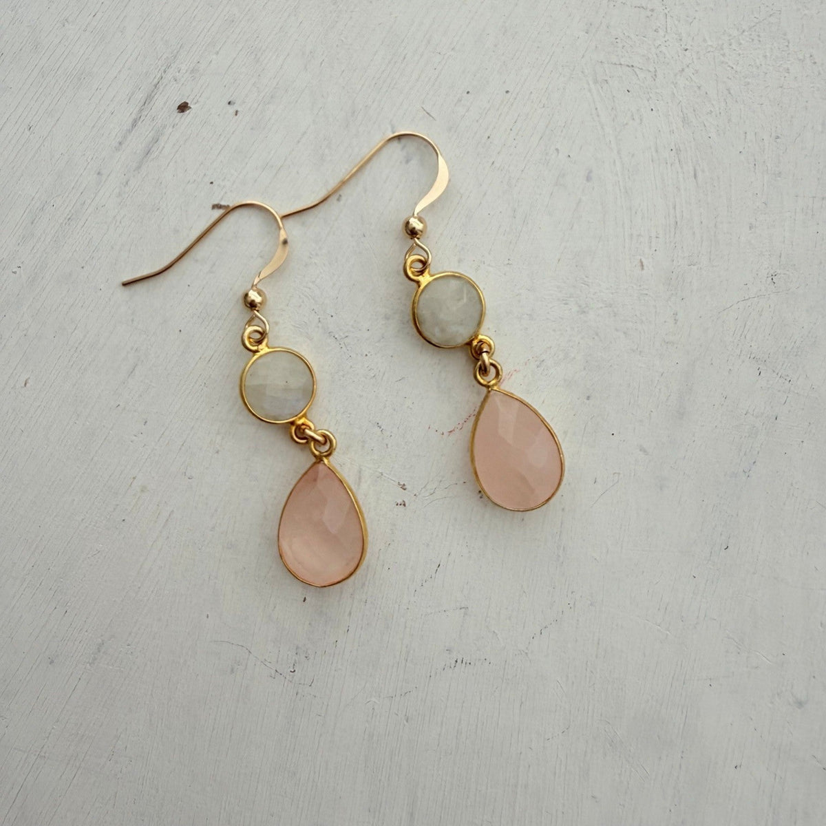 Gold filled oorhaakjes met maansteen en rozenkwarts facetdrppel - Engelina Jewelry