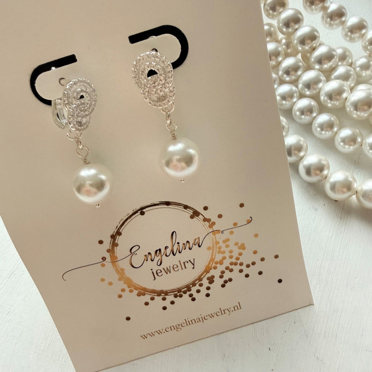 Zilveren oorbellen met straas en een schelpparel - Engelina Jewelry