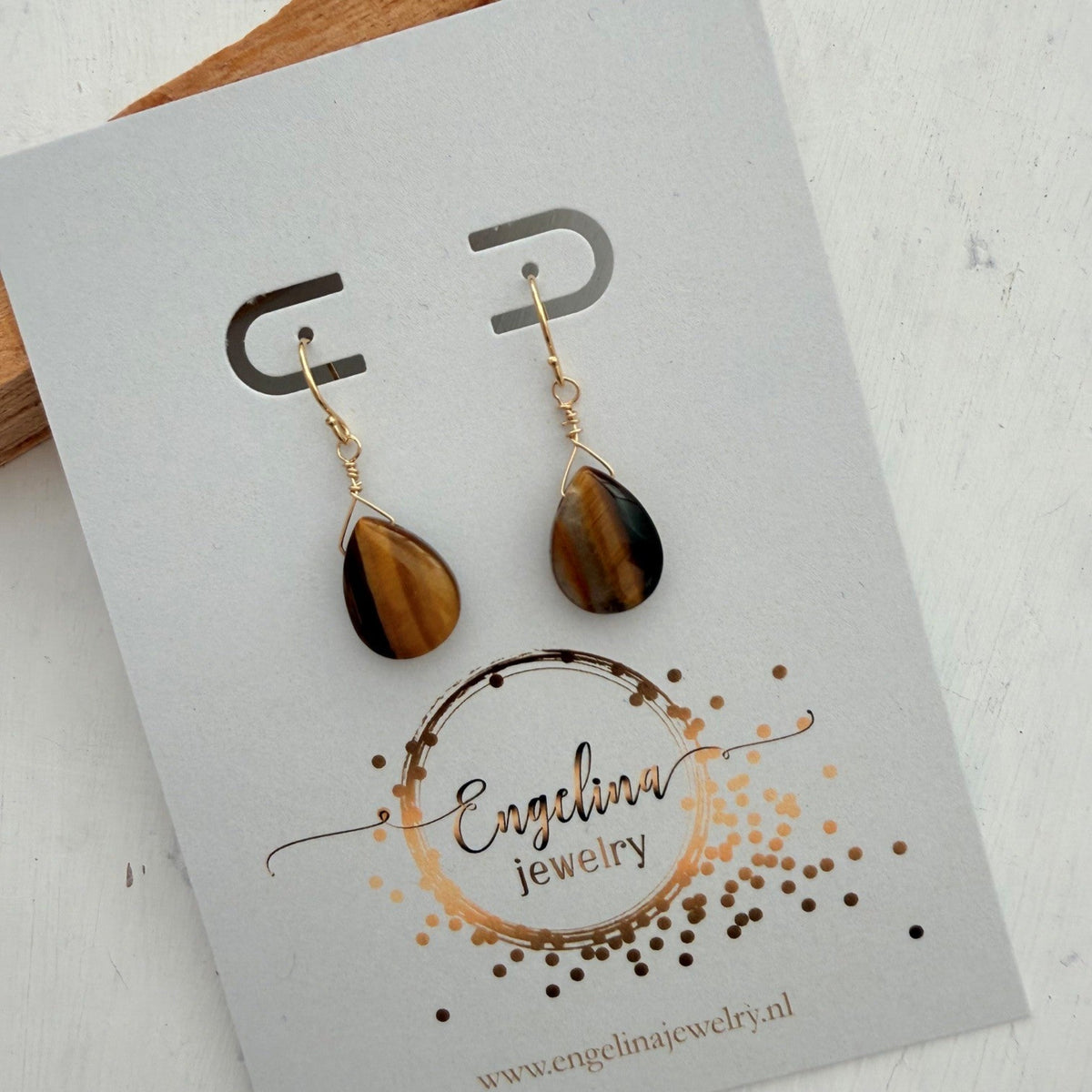 Gold filled haakje met een tijgeroog druppel - Engelina Jewelry