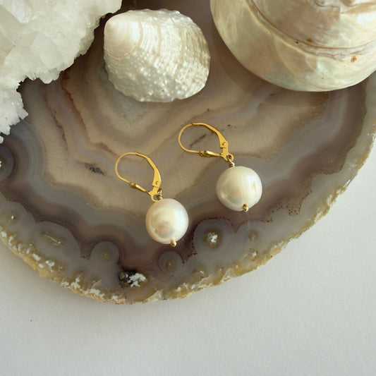 Gold filled oorbellen van zoetwaterparels aan brisures