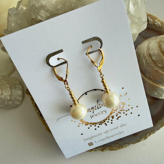 Gold filled oorbellen van zoetwaterparels aan kort staafje
