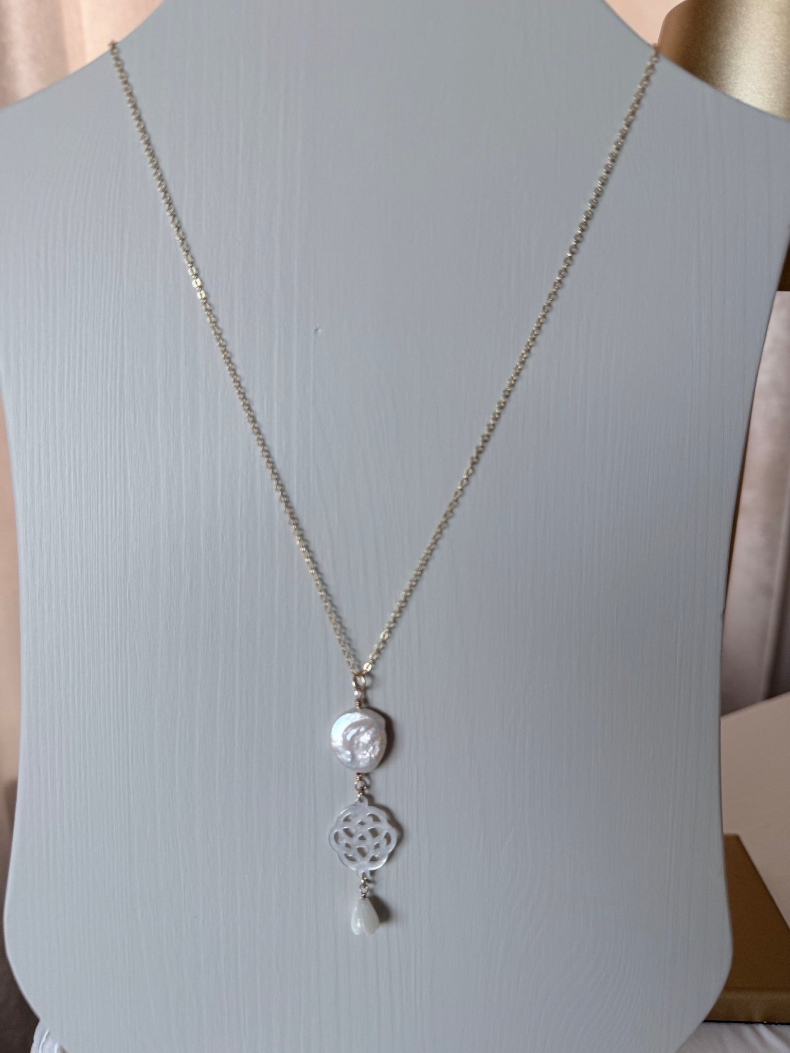 Gold filled schakelkettinkje met hanger van zoetwaterparel en parelmoer op houten display - Engelina Jewelry