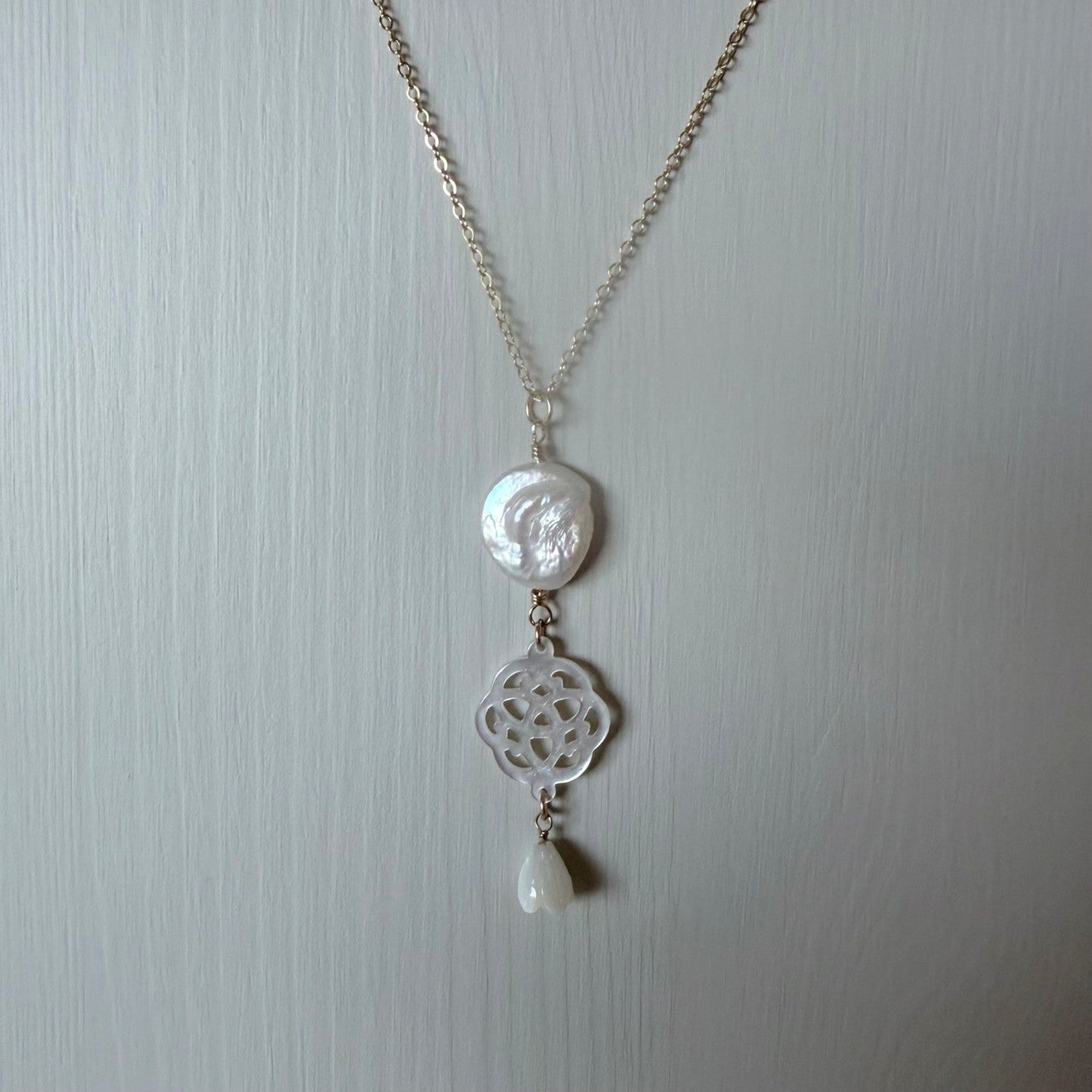 Gold filled schakelketting met parelmoer hanger in de vorm van een mandela -  Engelina Jewelry 