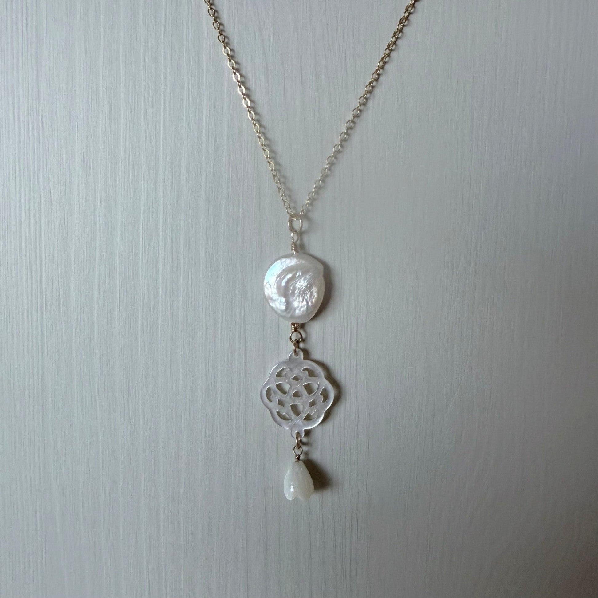 Gold filled schakelketting met parelmoer hanger in de vorm van een mandela -  Engelina Jewelry 