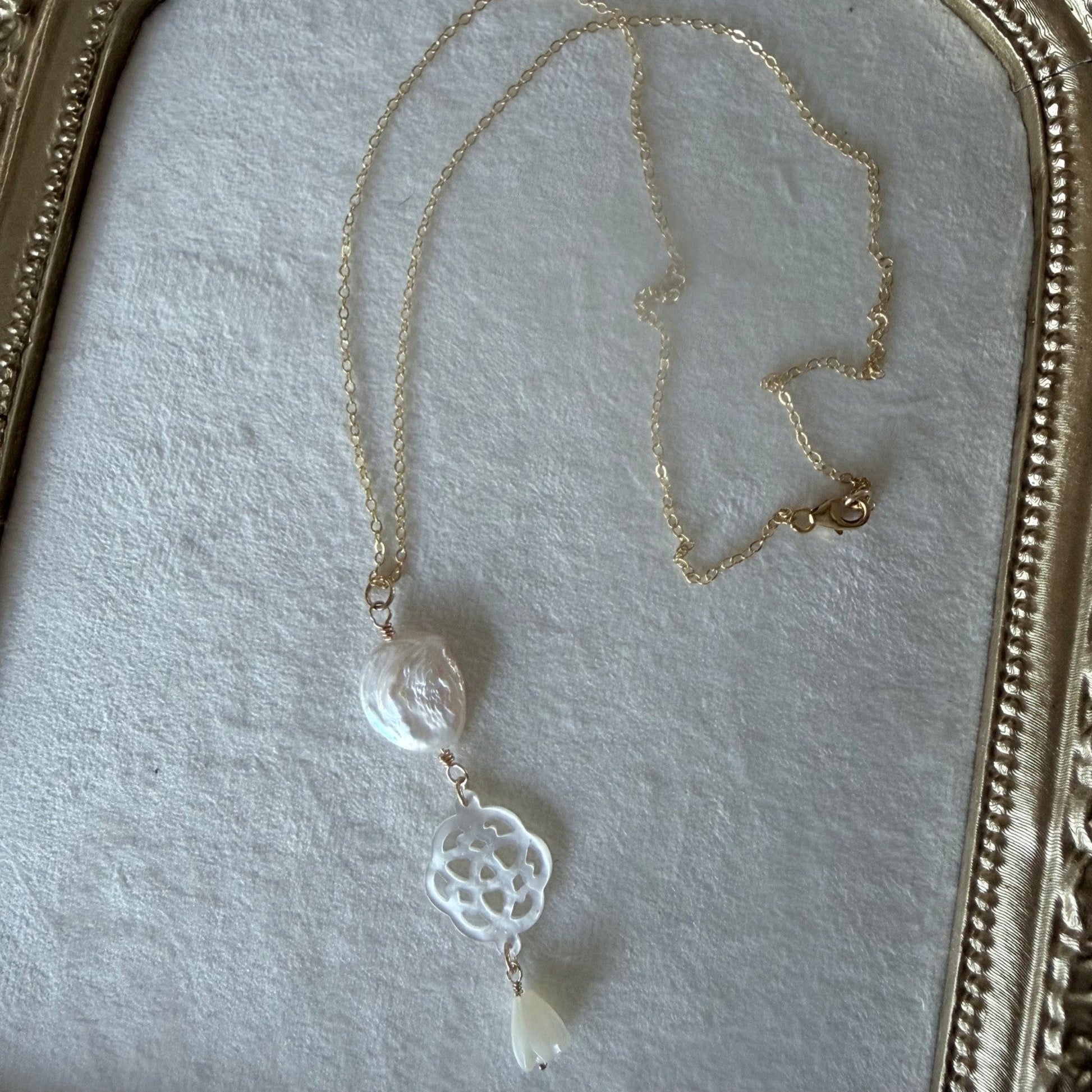 Gold filled schakelkettinkje met hanger van parelmoer en zoetwaterparel - Egelina Jewelry