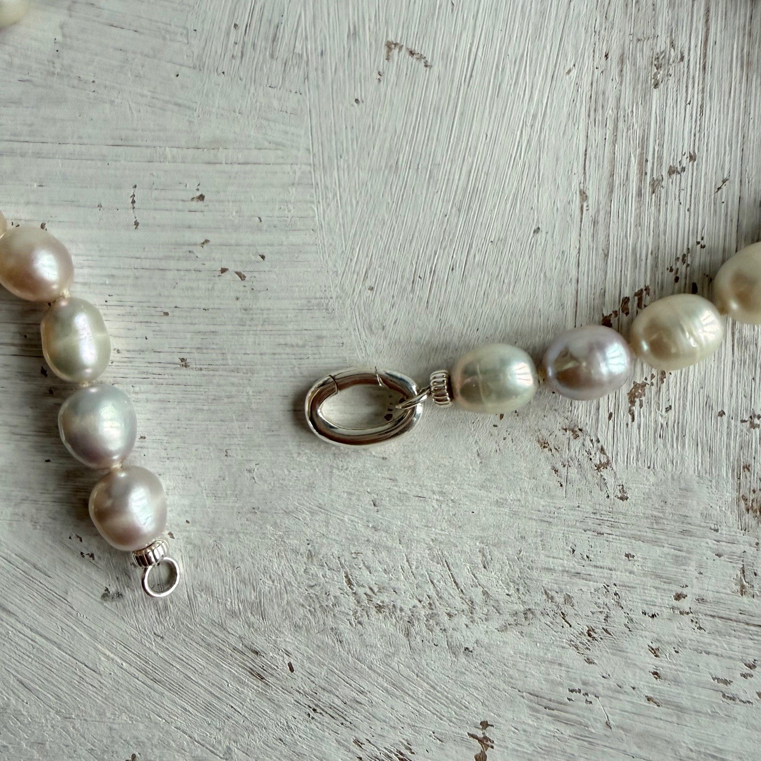 Handgemaakte ketting van ronde kralen met 14K gold filled haakslotje — Engelina Jewelry