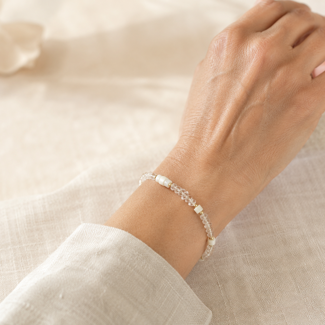Vrouw draagt handgemaakte edelsteen armband van natuurlijke stenen met gold filled sluiting — Engelina Jewelry