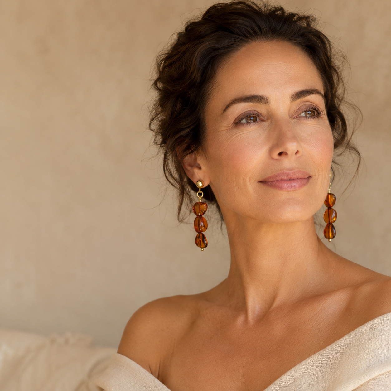 Vrouw draagt handgemaakte edelsteen oorbellen met gold filled haakjes — Engelina Jewelry