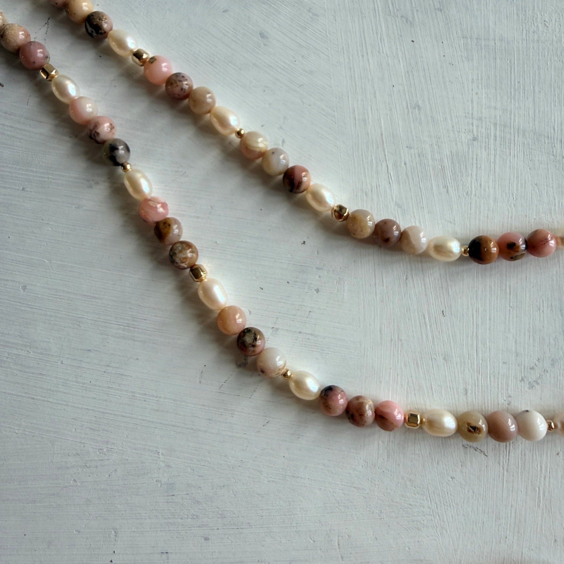 Ketting van Andes opaal en zoetwaterparels close-up - Engelina Jewelry