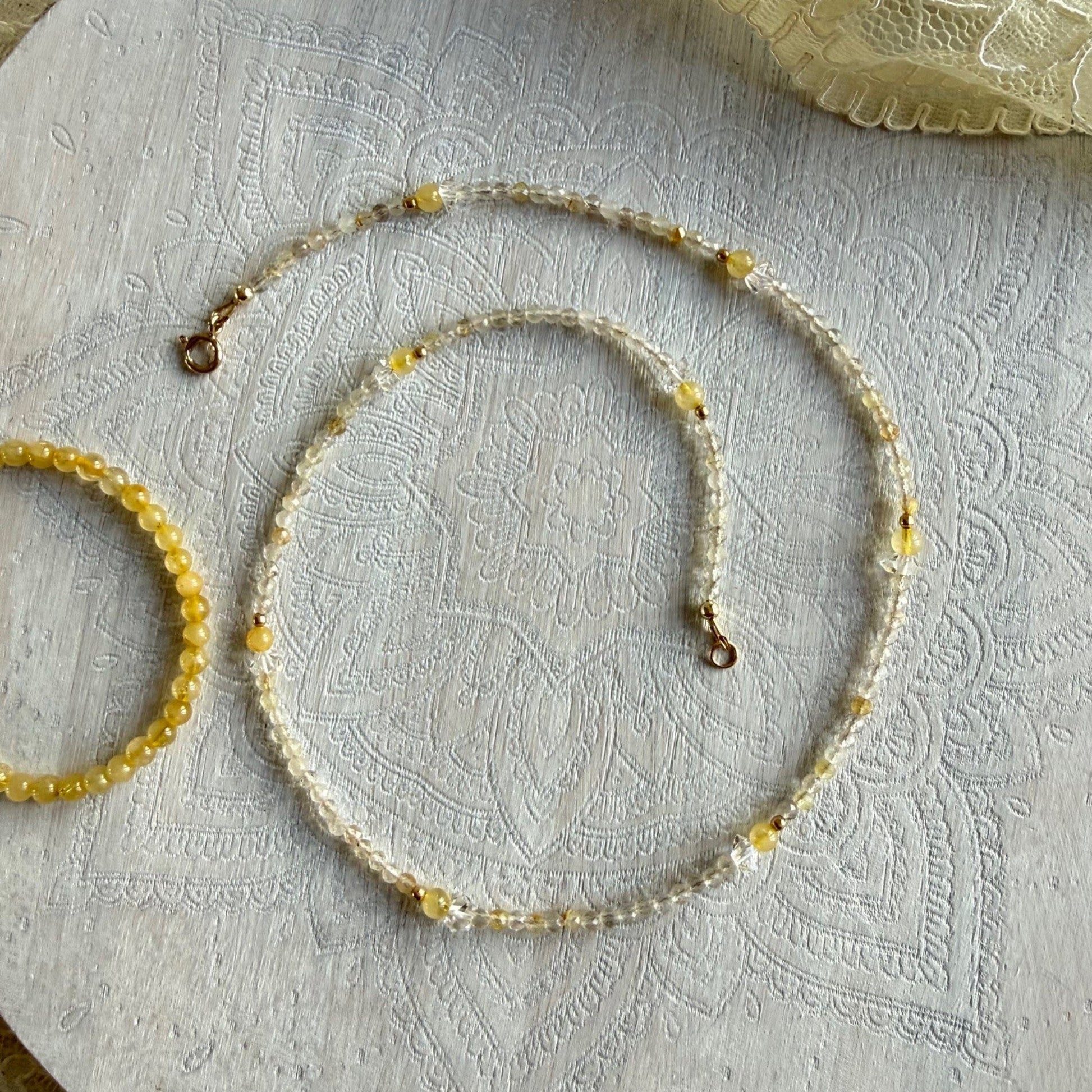 Handgemaakte ketting van ronde kralen met 14K gold filled haakslotje — Engelina Jewelry