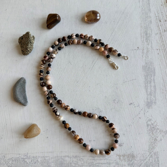 Ketting van agaat kralen afgewisseld met lavasteen met zilver slot - Engelina Jewelry