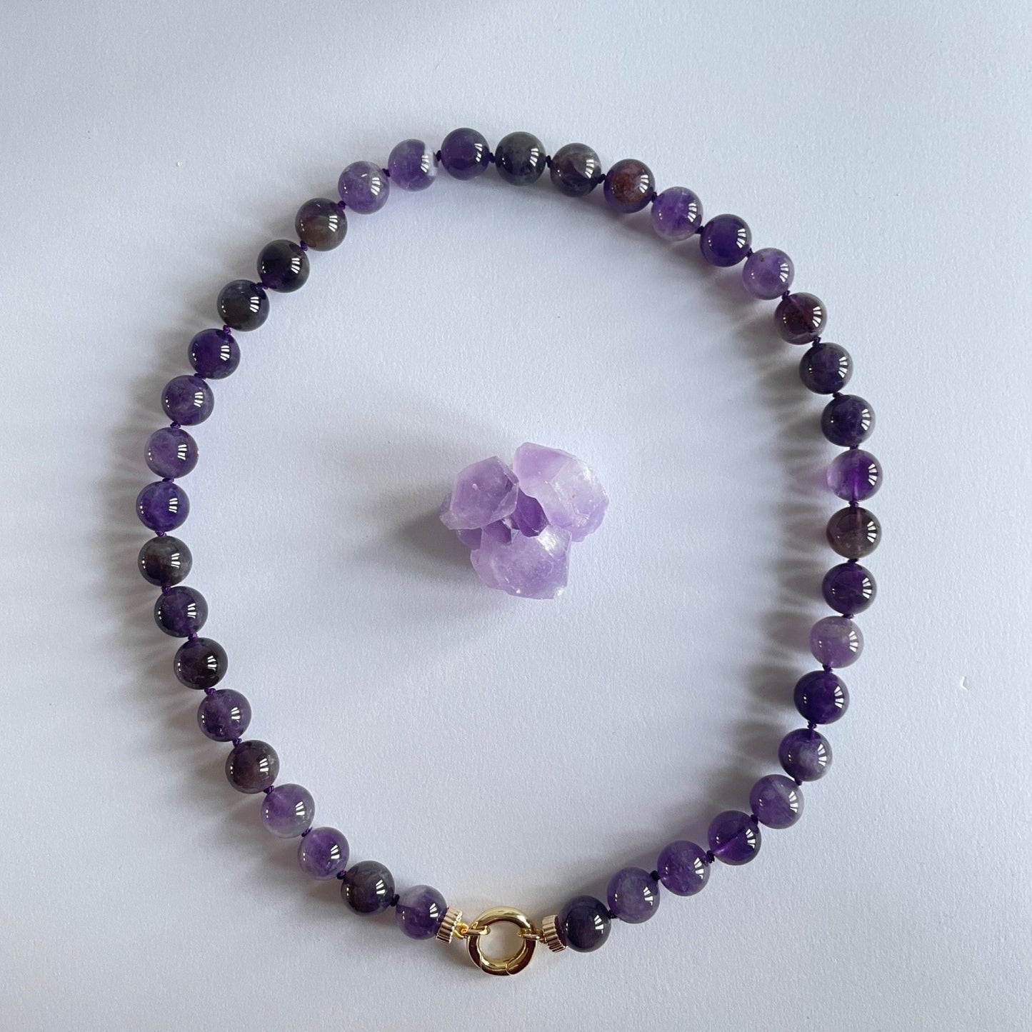 Korte ketting van amethist kralen met open einden