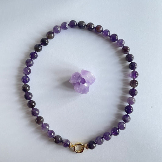 Korte ketting van amethist kralen met open einden