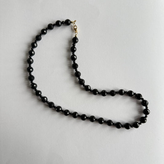 Ketting van zwarte toermalijn met gold filled slotje