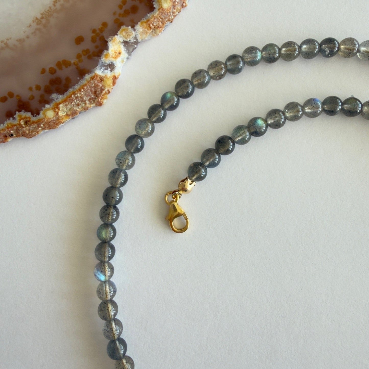 Handgemaakte ketting van ronde kralen met 14K gold filled haakslotje — Engelina Jewelry